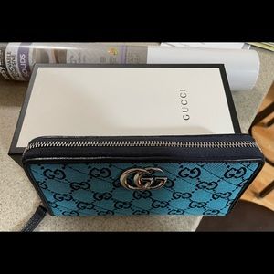 GUCCI Womens Dbl. G zippered Wallet W/Tag, Box and Dust Cover Blue w/Black G’s